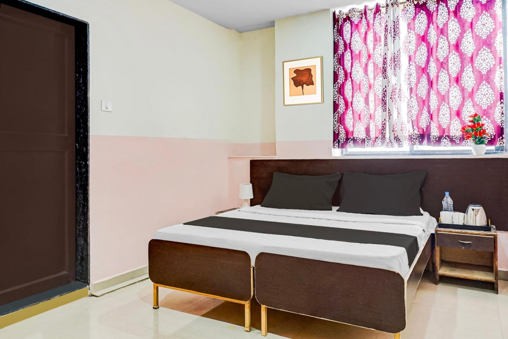 Hotel O Royal Lodge Koregaon Exterior photo