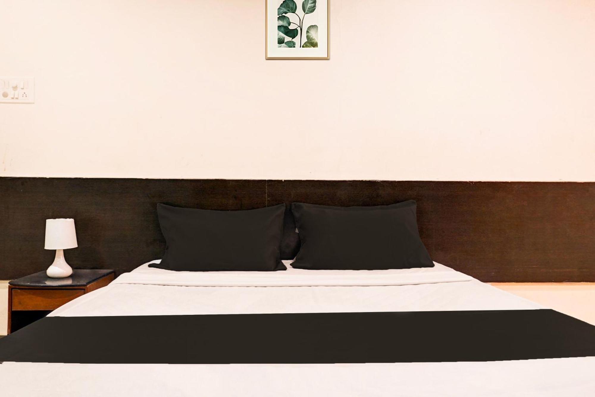 Hotel O Royal Lodge Koregaon Exterior photo